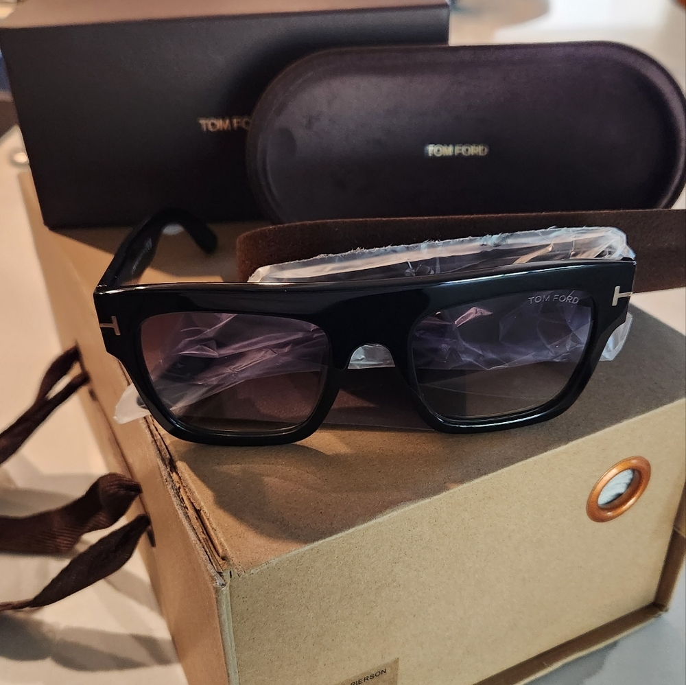 Tom Ford 🖤 RENEE Sunglasses- FT 0847 Shiny Black/Grey Shaded 52/21/140 - Picture 10 of 10